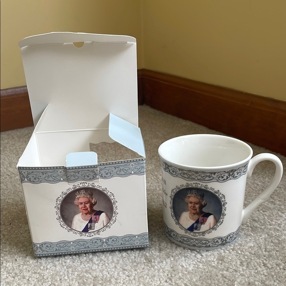 Queen Elizabeth Platinum Jubilee Fine China Mug - Picture 8 of 13